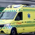 En kvinde blev kørt væk i ambulance, efter hun i morges blev ramt af en bil foran Aarhus Hovedbanegård. Arkivfoto