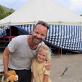Studieværten Jacob Riising og hans datter, Lykke, er vilde med Zirkus Barnly, der for tiden er i Aarhus. Lykke synes især, at Frodo er sej, når han sidder på en høj stabel af bøtter med benene på nakken.
