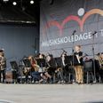 Mange musikere har fået tynd mave af at skulle træde op på Plænen i Tivoli, men de unge musikere i Blæs og Rock nød deres halve time, og det samme gjorde dirigent Storm Kleist. Foto: Lars Norman Thomsen