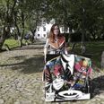Lise Vestergaard med et eksempel på TRASH ART. PR-foto