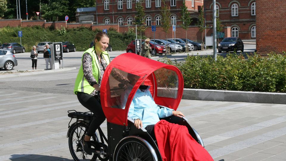 Særlig cykel, bus og brandbil: Foreninger for ældre deler 200.000 ...