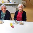 Inger og Anna fik othello-lagkage efter at stik nummer to var overstået. Indsendt foto
