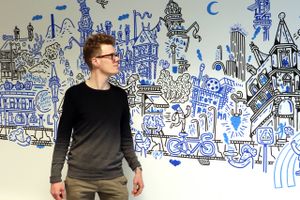 »Mit mål er, at der skal være over 100 historier at gå på opdagelse i,« siger billedkunstneren Mormor om det værk, som nu pryder en væg i Kulturhuset InSide