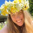 Theresa Holm er pjattet med blomster. Det, i en grad, at hun nu satser hele butikken - på blomsterbutikken. Foto: Privatfoto