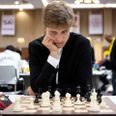 18-årige Jonas Bjerre fra Skanderborg i kamp på førstebrættet på det danske skaklandshold ved Skak-OL i Chenai, Indien. Foto: Lennart Ootes / FIDE.