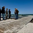 Den nuværende badebro ved Fjellerup Strand blev opsat i 2012. Til forskel fra den kommende X-bro bliver den nuværende dog pillet ned, når vinteren begynder at banke på. Foto: Simon Carlson