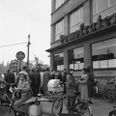 Aarhusianere stimler sammen omkring Demokratens hus på Banegårdspladsen for at få nyheder efter eksplosionsulykke på Midtkraft. Oktober 1953. Foto: Børge Venge/Aarhus Stadsarkiv