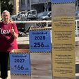 Lev Aarhus ved en demonstration foran rådhuset.