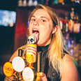 En af Tokio Bars kvindelige bartendere poserer for kameraet. Foto: Roberto Ignatius Borgen