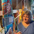 Kunstner Annette Bredstrup fyldte 70 år i sidste uge, og siden hun var 14 år, har hun været fascineret af at skabe billeder med tråd. De vævede tæpper får liv ved hendes væv på 1. sal i huset i Knebel. Foto: Anne Frank Henriksen
