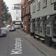 Politiet efterlyser vidner til et tyveri tidligt mandag morgen i Arla Unika-butikken i Klostergade i Aarhus C.