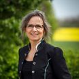 Tidligere præst Ilse Sand er klar med sin nye bog, hvor hun udforsker effekten af at kende sit ophav. Pressefoto