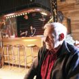 Knud Lyngå i sin egen bar, også kaldet bøssebaren. For mange år siden hang hans jagtgeværer på væggen, deraf navnet. Foto: Kian Johansen