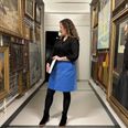 Her må man ikke røre en finger og næsten heller ikke ånde, for de værdifulde værker skal hænge i et tempereret rum, hvor kun få har adgang. En af dem er Anne Mette Thomsen, der leder museets samling. Foto: Tahmasbi