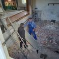 Frivillige borgere har brækket loft og scene ned, så det var klar til håndværkerne. Privatfoto