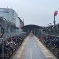 Når cyklerne er fjernet, bliver Hallsti spærret for trafik på strækningen mellem M.P. Bruuns Gade og Fredericiagade, og natten mellem søndag den 28. juni og mandag den 29. juni begynder Banedanmark så renoveringen af cykelparkeringsbroen Bruuns Bro. Foto: Banedanmark
