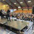 Ronnie Flyvbjerg og Mona Britt Nykjær gav de 650 elever en hånd med. Foto: Sonne