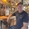 Ole Nørgaard i Aunings nye pop up-pub, der indtil nu har haft fire-fem velbesøgte arrangementer med folk i alle aldre. Foto: Anette Bonde.