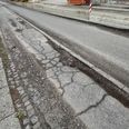 Passagen efter Molsvej/Hovedgaden er meget smal, og det gør, at nogle biler kommer op at køre på kantstenene og derfor får fat i dette hul, som nu har forårsaget flere flænsede bildæk. Foto: Kai Klemmensen Kristensen