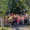 Formand for Børne- og Undervisningsudvalget Trine Frengler klipper her den røde snor til daginstitutionen Toftegården. Pressefoto