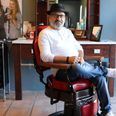 »Jeg elsker at se smilet på kundens ansigt. Det betyder, at personen er tilfreds,« siger Louis Wahid Elo, der netop har åbnet dørene til sin salon nummer to. Den første ligger i Grenaa, den nye ligger i Hammel. Foto: CSJ