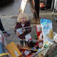 Lørdag 2. december kan man i Hinnerup hjælpe socialt udsatte familier i lokalområdet ved at lægge en ekstra vare i indkøbskurven og give den videre.