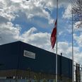 Flaget gik søndag på halv ved HSM Industri på Bredstrupvej i Grenaa efter meldingen kom om, at en 31-årig voksenlærling på Grenaa Skibsværft var død af sine kvæstelser efter torsdagens eksplosionsulykke.