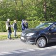 Lærere, forældre og børn var på gaden på Hjulbjergvej med godt humør og mad for at få forbikørende bilister til at køre lidt langsommere.