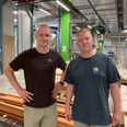 Emil Holm Jessen (til venstre) og Magnus Gadegaard er studerende på Skovskolen ved Auning. De fik i foråret mulighed for at deltage i et EU-projekt om bæredygtig skovindustri. Pressefoto