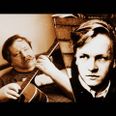 »Ingen ved længere, hvem han er, og spørgsmålet er, om han selv ved det? (...) For der var jo dengang, hvor han havde en sprød Martin-guitar, som alle gerne ville røre ved og et sangkatalog med en sound, der ifølge musikhistorikere og anmeldere var definerende for hele folk-genren.« Sådan lyder beskrivelsen af teaterkoncerten i en pressemeddelelse fra Katapult. pressefoto