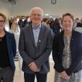 FI-udvalgsformand Kirstine Bille (SF) (th.) bakker op om de tanker, som skoleleder Birgitte Agersnap med opbakning fra sin skolebestyrelse har sat i søen i forhold til at præmiere dygtige elever. I midten borgmester Ole Bollesen (S). Foto: Lars Norman Thomsen