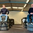 Servicechef Nicklas Sixhøj og salgsansvarlig Lars Hesselø har dæk i både køkken og konferencerum hos JAC Volkswagen Grenaa, så de ser særdeles meget frem til at tage de omkring 1600 kvadratmeter udvidelse af forretningen i brug til blandt andet opbevaring af dæk. Foto: Simon Carlson