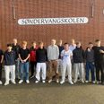 Søndervangskolens fodboldhold og deres træner Thomas Kvist Olsen, der står som nummer tre fra venstre. Privatfoto
