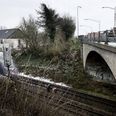 Broen på billedet er ikke høj nok, når jernbanen mellem Fredericia og Aarhus skal køre på el. Men i stedet for at rive broen ned bygger Banedanmark en ny bro til venstre for den gamle. Det betyder, at Michael Harritz får en bro fem meter fra sin husmur og mister en stor del af sin have.