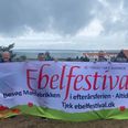 Med Maltfabrikken foran sig og Ebeltoft Vig i horisonten er fra v.: Arvid Bech, Ulla Degn, Chris Frey Etefors og Jens Kr. Skovgaard klar til Ebelfestival 2026. Foto: Lars Norman Thomsen