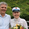 Som det er tradition på SCU modtog Frederikke Bertin som årets HF-første student både en stor buket blomster fra HF-rektor Poul Baier og fik æren af at hejse flaget foran skolen. Pressefoto