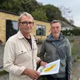 Wisti Pedersen og Torben Aagaard, der bor på henholdsvis Høskovvej og Ormslevvej, mener, at det er på høje tid, at politikerne prioriterer at få støjskærme til Vibysiden af motorvejen. Foto: Louise Burmeister