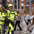 Rønde Hovedgade gravet op Kulturhotellet svarer igen med kæmpe sandkasse og dansende mennesker ved Kulturhotellet. Pressefoto