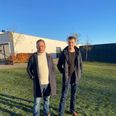Bestyrelsesformand Christoffer Arensbach (tv.), sammen med Venstres Christoffer Pedersen, der er Ugelbølle dreng og bosiddende i byen. Han har børn på skolen og har i Økonomiudvalget været med til at stemme for en kommunegaranti til nybyggeriet. I baggrunden ses den nuværende skole og den sorte pavillon. Sidstnævnte skal væk til fordel for et nyt 800 kvadratmeter stort byggeri med forbindelsesgang til den nuværende skole. Foto: Lars Norman Thomsen