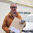 Annette Bennedsgaard klar til at aflevere stillererklæringer ved Aarhus Bispegaard. Foto: Privat