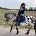 Både mor og datter er rystede over en episode med scootere på vejen. Privatfoto