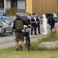 To personer er blev iført dna-dragter. Foto: Presse-fotos.dk