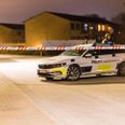 Politiet er tidligt søndag morgen fortsat til stede i området, hvor skuddene blev affyret.