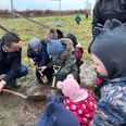 Borgmester Frands Fischer (s) mødte op i gummistøvler og i børnehøjde - klar til at tage første spadestik med nogle af de børn, der om et år flyttes til Børnehuset Horsegaard. Foto: Skanderborg Kommune.