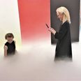 Kunstnerens datter, 28-årige Lily Rosenquist vokser her ud af tågen i “Horizon Home Sweet Home”. Hendes begejstrede mor, Mimi Thompson tager fotos. Det er 23 år siden, at de to sidst har oplevet værket udstillet med tåge, og da forsvandt den kun fem-årige Lily Rosenquist næsten i den. Foto: Tahmasbi