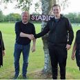 Projektleder fra AGF Elite, Bo Jensen (tv), er klar på aftalen med Henriette Vinter, Nikolaj Brasch og Charlotte Dalby fra IFM's fodboldbestyrelse om at AGF spiller opvisningskamp i Ryomgård tirsdag 27. juni. Privatfoto