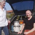 Ricco Victor (th), direktør for Spil Dansk og trommeslager, kom forbi for at fortælle om årets Spil Dansk til bl.a. Thorkild Petersen, formand for Kulturelt Samvirke.