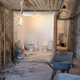 Før og under renovering: Den tidligere bagindgang med blandt andet gamle ubrugelige toiltetter er takket være en fondsdonation og frivillig arbejdskraft blevet renoveret. Privatfoto