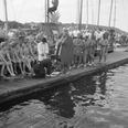 Søsportens udendørs arealer har gennem årene været ramme for mange ”kanindåb”, hvor nye medlemmer ceremonielt indvies i klubben. Foto: Børge Venge, Aarhus Stadsarkiv