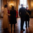 Prins Christian lægger en støttende hånd på sin fars skulder. Foto: Mads Nissen/Ritzau Scanpix